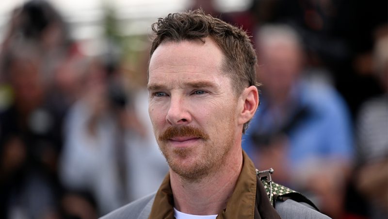 Benedict Cumberbatch intră în jaful de la Vatican: când vezi thrillerul cu miză papală, „White Smoke”
