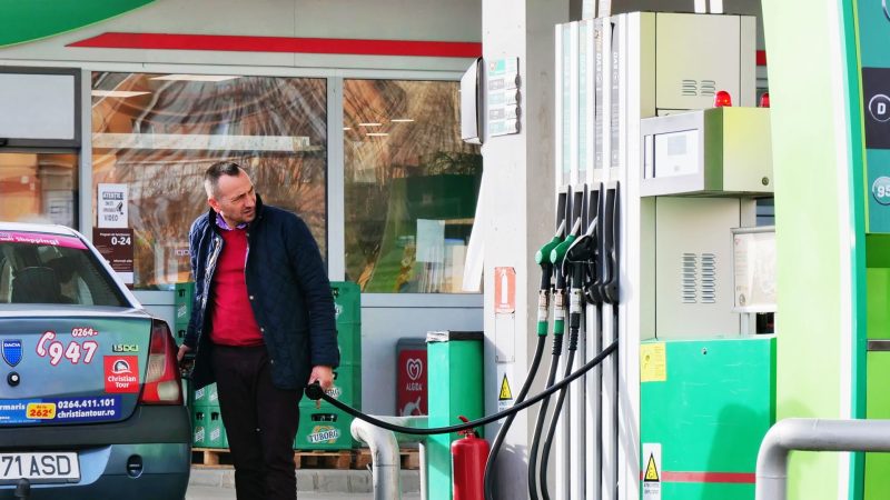 Benzina şi motorina s-au ieftinit în România. Cât costă azi carburantul, situaţie neaşteptată în în benzinării