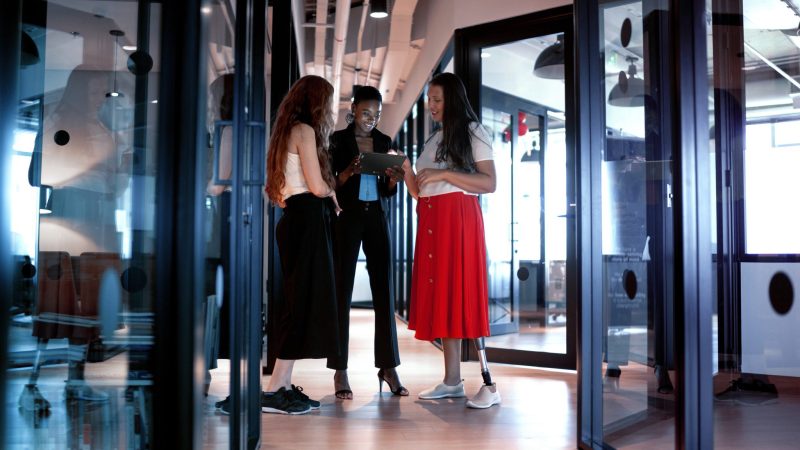 Integrarea AI în corporații vine cu riscuri ascunse. 70% din soluțiile de inteligență artificială implementate duc la costuri suplimentare