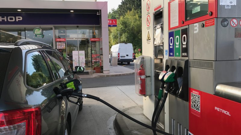 Cât costă motorina şi benzina în Republica Moldova pe 15 aprilie. Mulţi români trec graniţa pentru a face plinul
