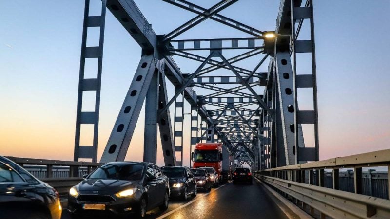 Cât costă taxa pe Podul Giurgiu-Ruse şi cum se face plata. Mulţi români merg în Bulgaria de 1 Mai