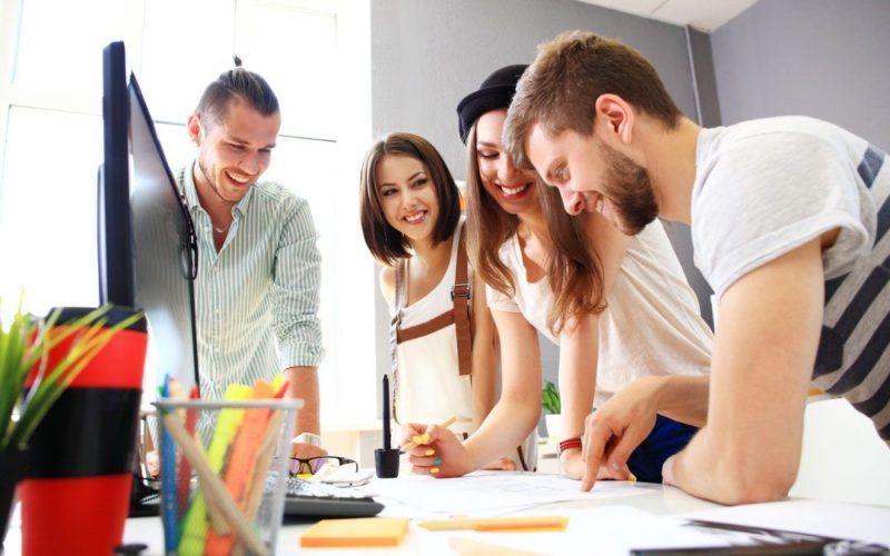 Câte ore de muncă sunt prea multe pentru o zi bună. Pragul peste care scade fericirea angajaților