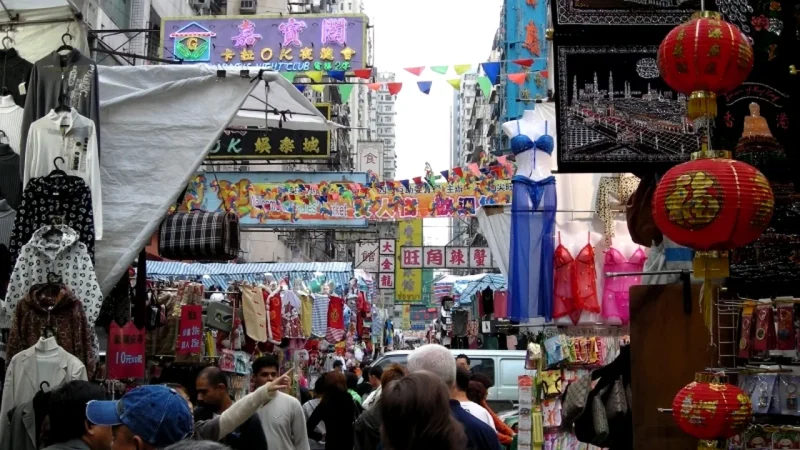 Ce a cumpărat o româncă cu mai puţin de 50 de euro din China a uimit internauţii. A filmat toate produsele: „În România, iei doar brânza”