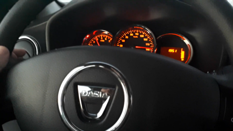 Dacia cu zgomote la rece: ce sunete sunt normale în primele secunde și care anunță probleme