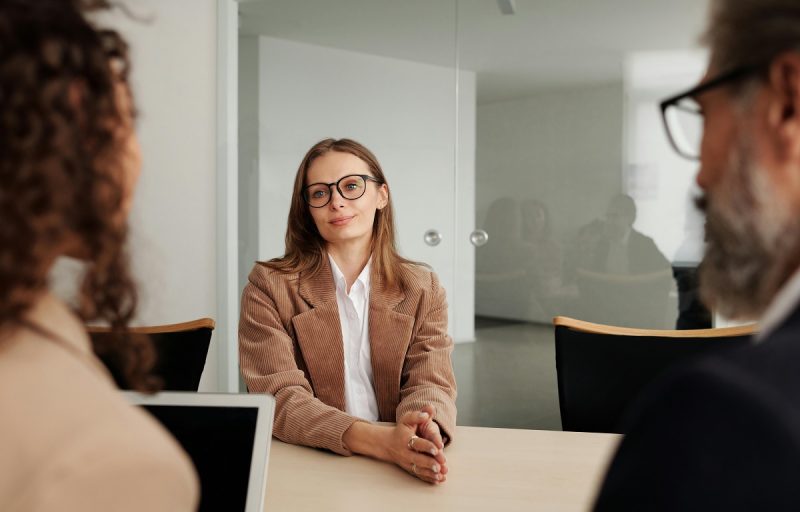 Ce salarii au tinerii la primul job în 2026. Domeniile unde se angajează cel mai ușor fără experiență