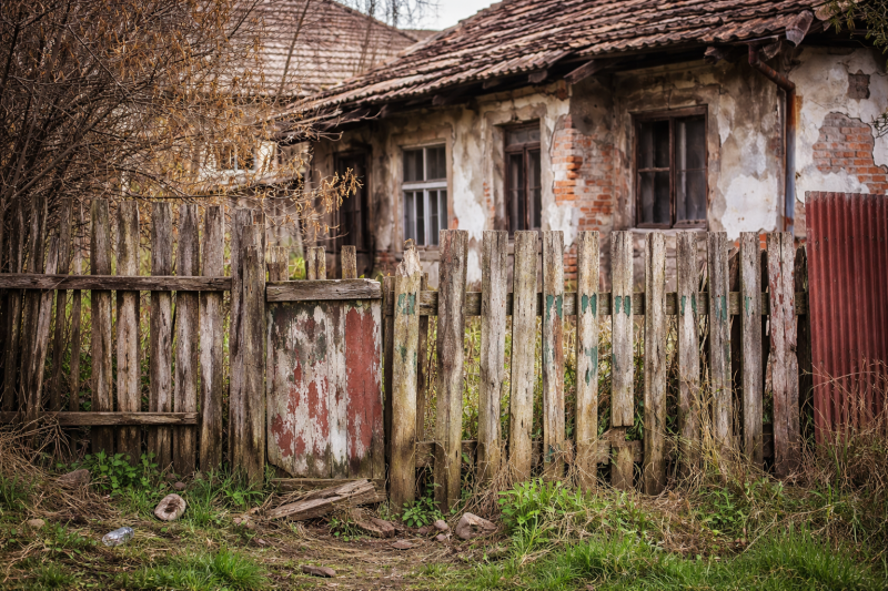 Amenzi pentru românii care nu își întrețin casele sau gardurile. Sancțiuni de până la 5.000 de lei și impozit majorat de până la 5 ori