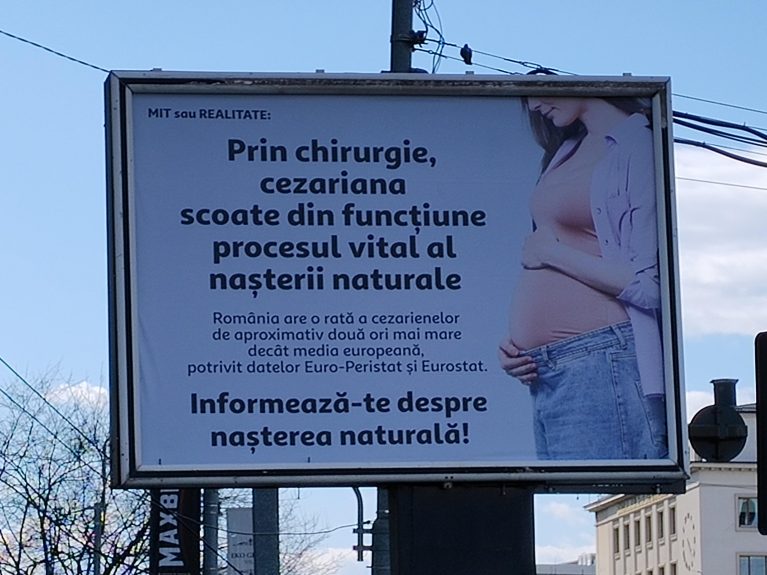 Cine s-ar afla în spatele mesajelor false anti-cezariană din București. Panourile au împânzit Capitala