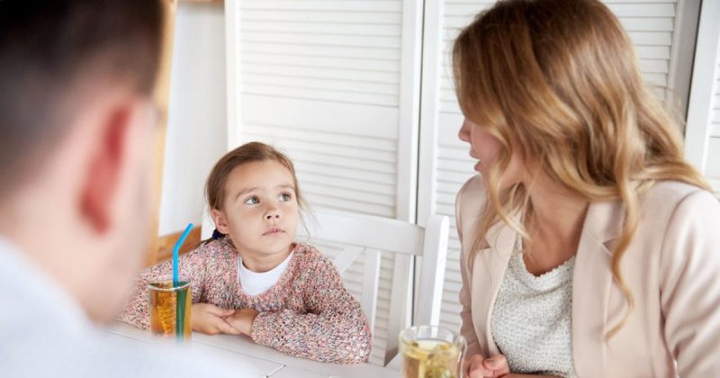 Copiii supraprotejați au un risc mai mare de anxietate la maturitate, arată analiza a 52 de studii