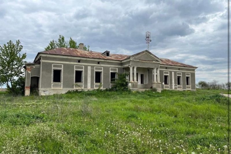 Cum arată un conac de 36.000 de euro în România: are opt camere, pivniţă şi teren de aproape 2.000 de mp