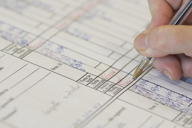 Cum se calculează media la purtare la final de an școlar și când poate scădea din cauza absențelor. Ce reguli trebuie să știe elevii și părinții