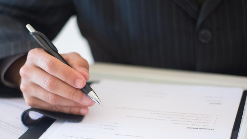 Documentele care nu trebuie semnate de angajaţi. Clauzele de care să te fereşti când eşti nou într-o companie