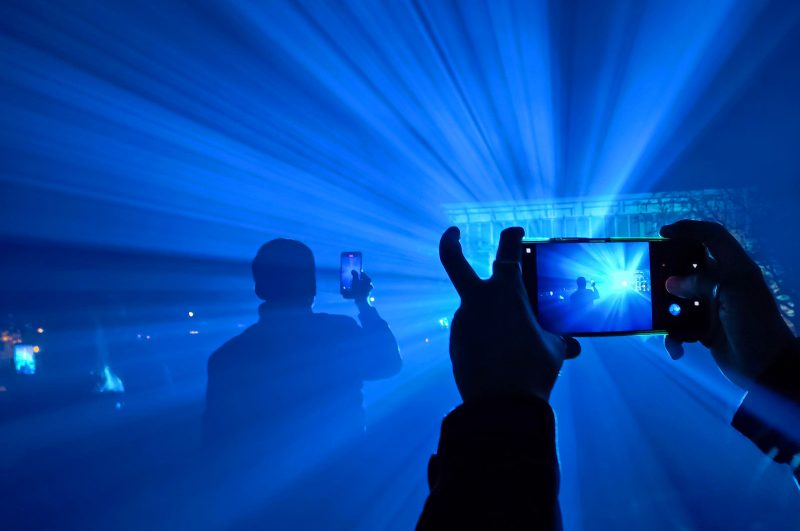 Lumina albastră de la telefon nu strică somnul atât de mult pe cât se credea. Ce spun, de fapt, specialiștii