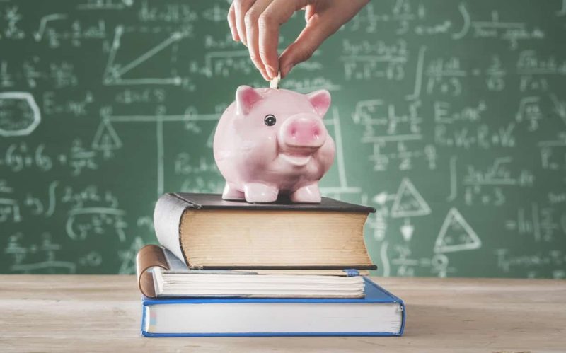 Educația financiară devine tot mai importantă în școli. 1.000 de profesori vor fi pregătiți anul acesta pentru a preda elevilor noțiuni despre bani