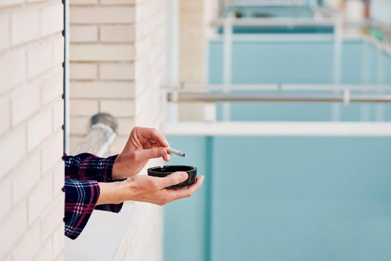 Fumatul pe casa scării sau în spaţiile comune din bloc. Când eşti amendat pentru un gest considerat de mulţi banal