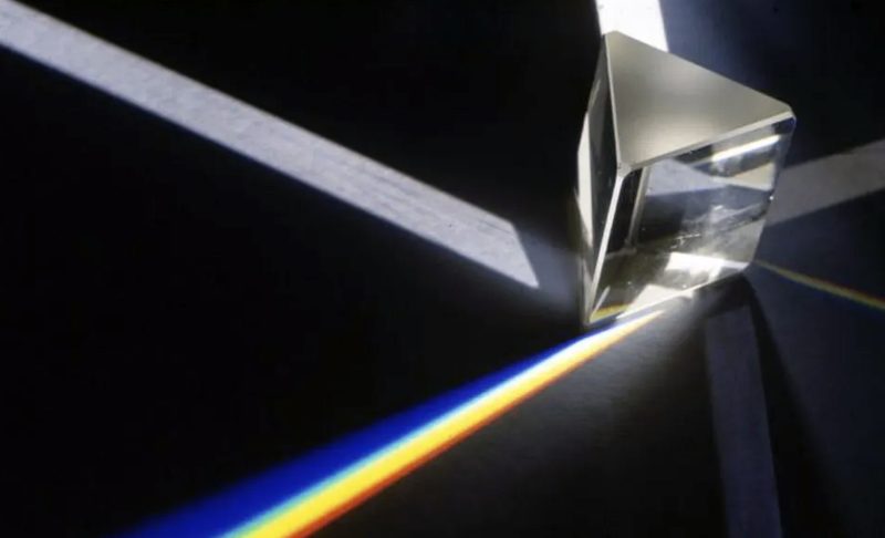 Lumina, „îndoită” cu ajutorul gravitației într-un experiment inedit. Principiul lui Einstein pus la încercare