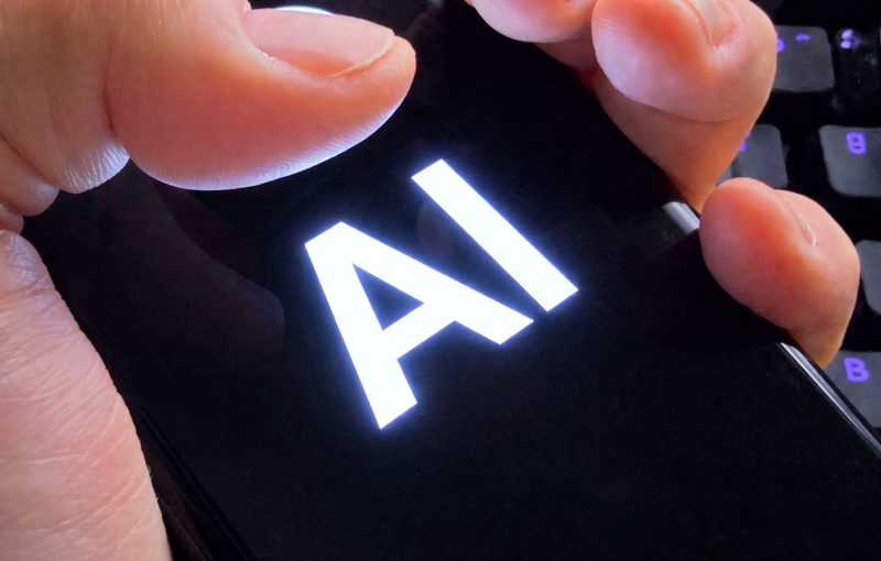 Metoda simplă care face AI-ul să nu mai fie obedient și să gândească mai critic. Promptul care îl pune la treabă pe bune