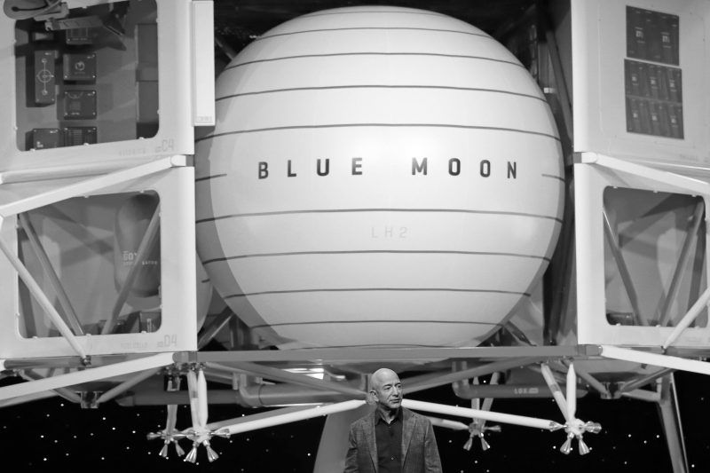 Blue Origin a produs oxigen din praful de pe Lună. Jeff Bezos vrea să dea „prima suflare de viață” unei baze lunare