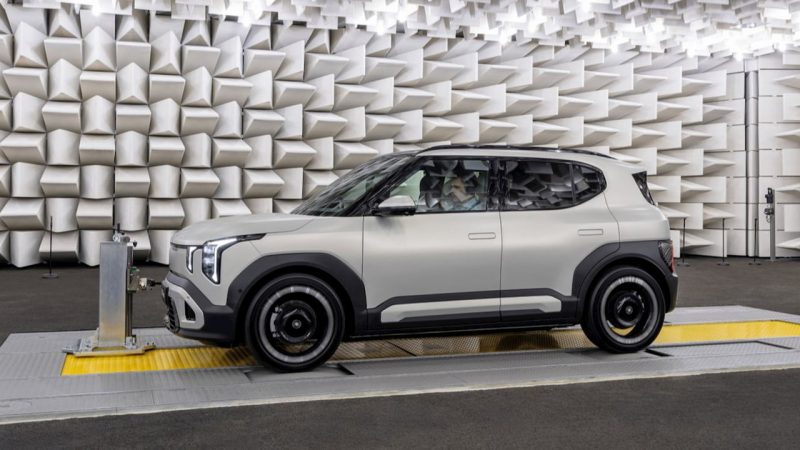 Kia EV2 pornește accesibil, dar versiunea GT-Line sare serios de preț: merită diferența sau plătești mai mult pentru look decât pentru logică