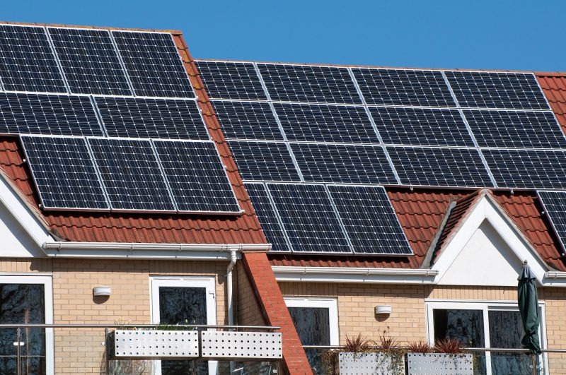 Câte panouri fotovoltaice îți trebuie pentru o casă cu 4 camere. Calculul pe care ar trebui să îl faci înainte de investiție