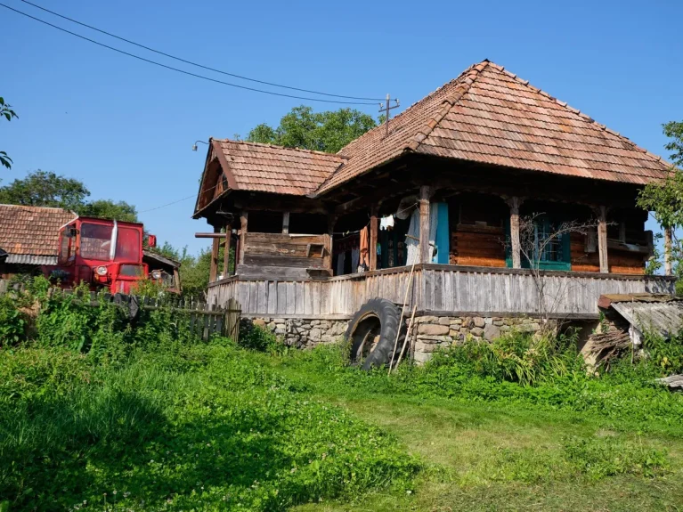 Locuințele fără apă, canalizare sau gaze ar putea fi scutite de impozit. Ce prevede noul proiect