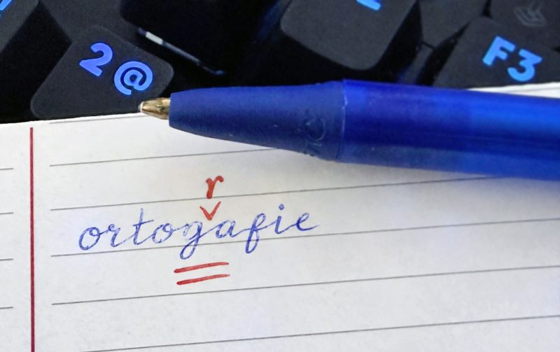 Scrii emailurile cu AI și ies prea perfecte ca să mai pară gândite de tine. Soluția care îți bagă greșeli în mesaje