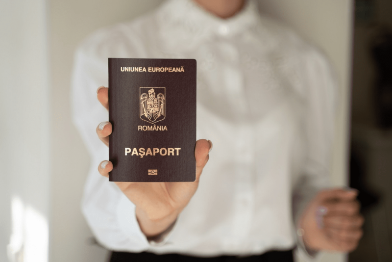 Motivul pentru care din ce în ce mai mulţi oameni îşi împachetează paşaportul în folie de aluminiu când călătoresc