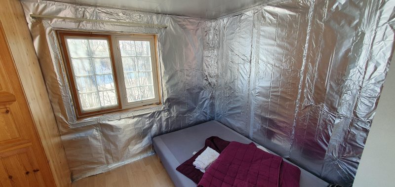 Motivul pentru care mulţi români care stau la casă lipsesc folie de aluminiu pe pereţi. Sfatul de aur al experţilor