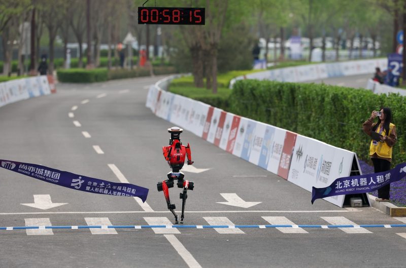 FOTO & VIDEO: Un robot a doborât recordul mondial la semimaraton alergând mai rapid decât orice om