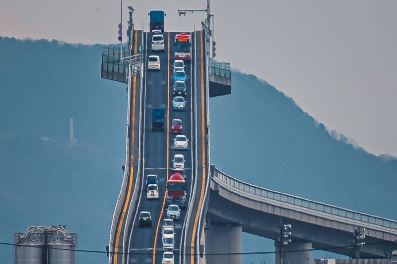 Podul care urcă spre cer. Pare ireal, dar se află în Japonia şi este o minune inginerească