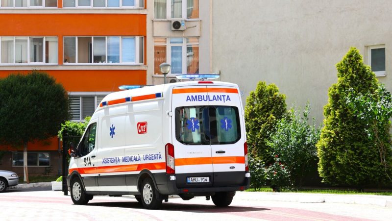 Poţi merge în spatele ambulanţei în trafic? Ce spune exact Codul Rutier