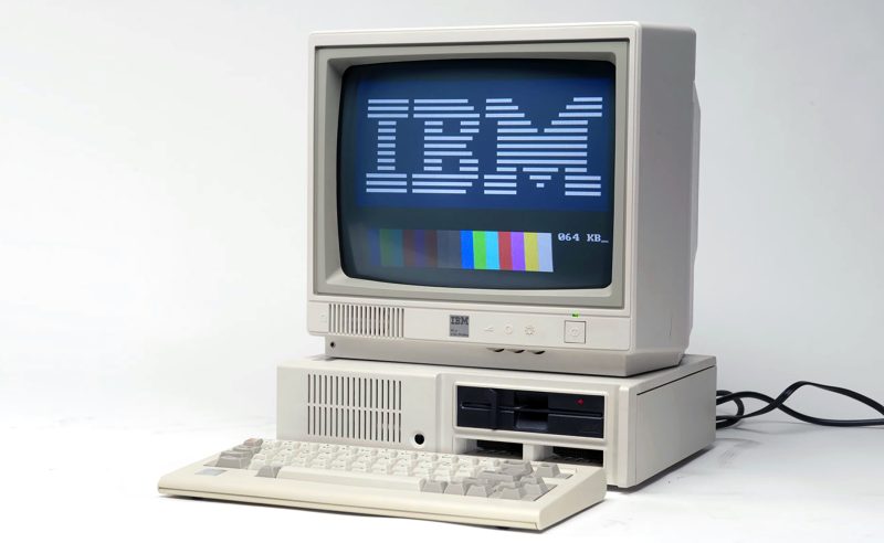IBM PC: cum o echipă mică din Boca Raton a construit un standard folosind componente „de pe raft”