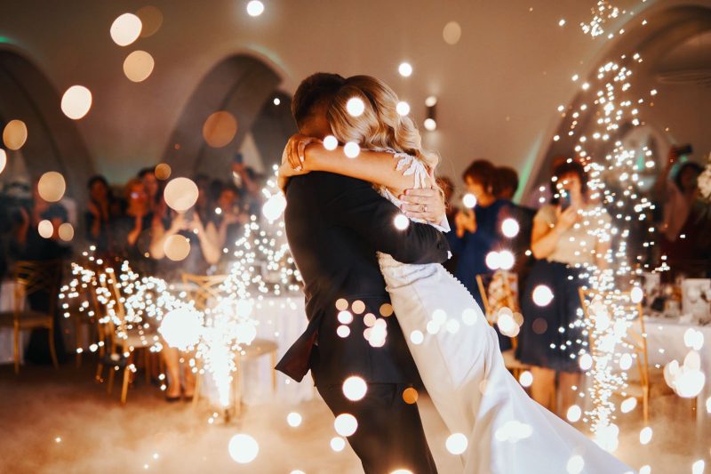 Românii nu mai merg la nunți în 2026. Ce fac în schimb pentru a evita costurile tot mai mari: “Exact așa am refuzat două invitații”