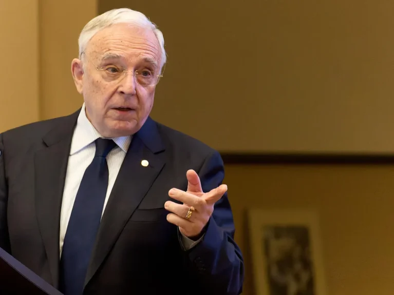 Salariile din BNR făcute publice. Cât câştigă pe lună Mugur Isărescu. Venitul este unul pe măsura funcţiei, nici subalternii nu sunt mai prejos