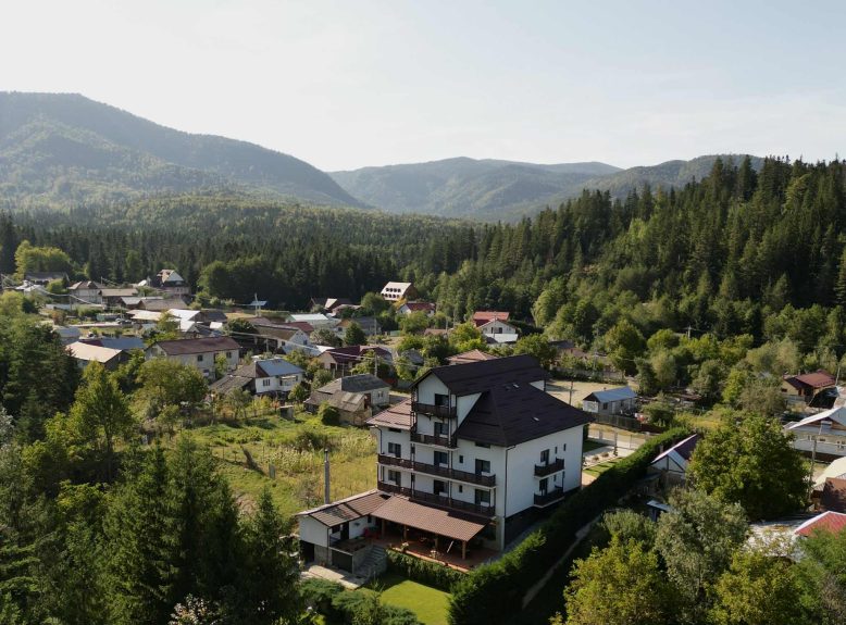 Soveja, satul unic în Europa, a ars aproape complet. Era considerată „staţiunea bogaţilor” în timpul comunismului, Ceauşescu avea şi el aici o casă de vacanţă