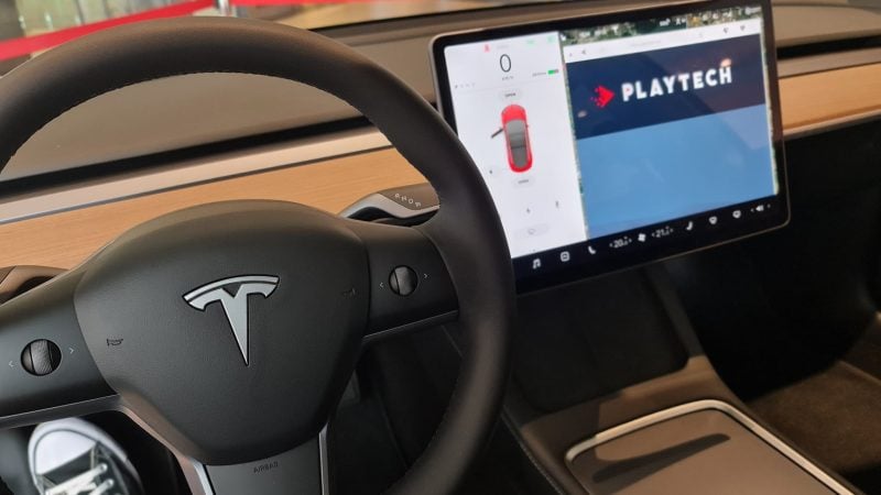 Tesla a promis condusul autonom Full Self-Driving în 2016, dar acum trebuie să schimbe computere și camere la milioane de mașini