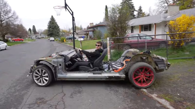 Un YouTuber a cumpărat o „coajă” de Tesla la preț de bicicletă electrică premium și a descoperit cât de rezistent e sistemul de propulsie