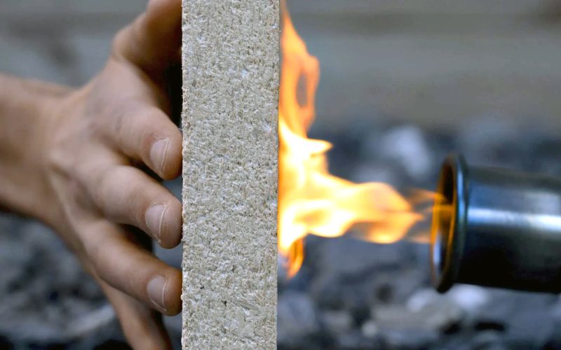 Mulți îl pun pe foc, dar poate salva mii de vieți. Tehnologia revoluționară prin care rumegușul devine material pentru pereți ignifugi