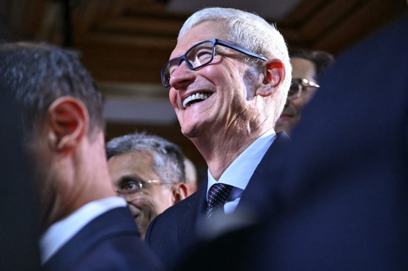 Cum a ajuns Apple, sub conducerea lui Tim Cook, de la 350 de miliarde la peste 4.000 de miliarde de dolari în mai puțin de 15 ani