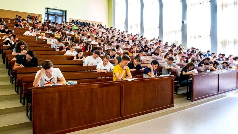 Tot mai mulți români de peste 40 de ani se întorc la facultate. Motivul pentru care revin în bănci și ce aleg să studieze