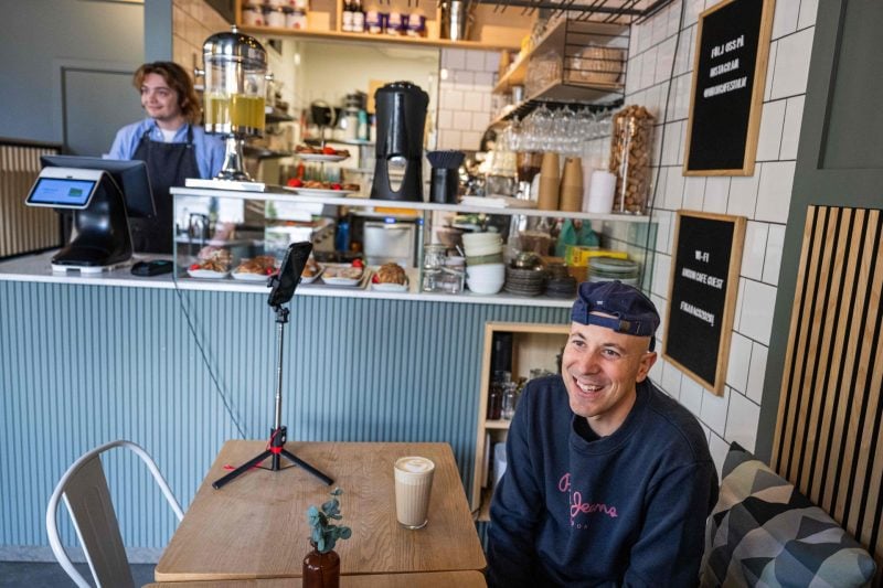 Angajații spun că Mona este o șefă „de gașcă”. Cum a devenit un chatbot manager de cafenea