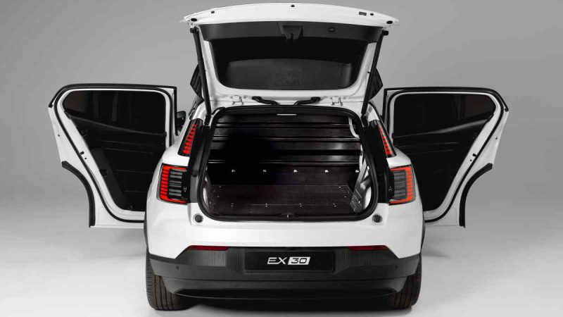 Volvo a transformat EX30 într-o utilitară electrică mică și deșteaptă: genul de dubă urbană care ar avea sens și pentru curieri, și pentru businessuri locale