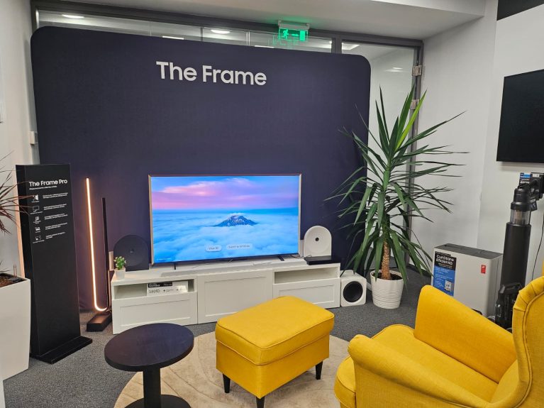 Am văzut noile televizoare Samsung cu AI pentru 2026: ecrane uriașe, culori spectaculoase și un TV care vrea să fie companion digital HANDS-ON