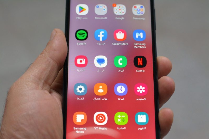 Aplicații AI controversate scapă în App Store și Google Play: ce nu ți se spune despre imaginile generate artificial