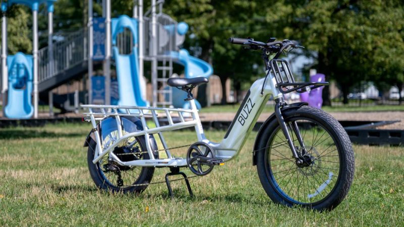 Bicicleta electrică de marfă care costă cât un telefon premium și poate schimba tot pentru drumurile scurte