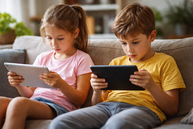 Copilăria crescută de algoritm: cine educă, de fapt, generația care stă pe TikTok și Reels