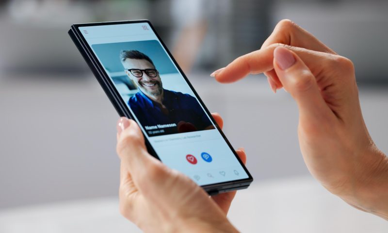 2,1 miliarde de dolari pierdute pe social media: cum te păcălesc escrocii și unde riști cel mai mult