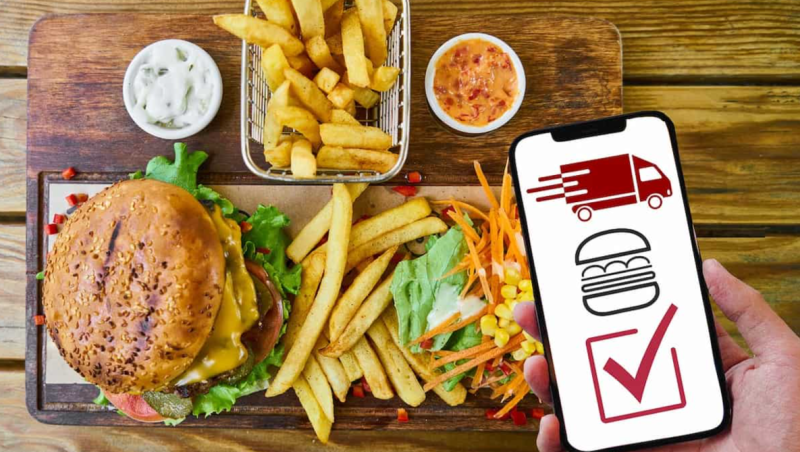 Mâncarea tradiţională, uitată de români de Paşte. Ce au comandat prin aplicaţiile de livrare zilele trecute