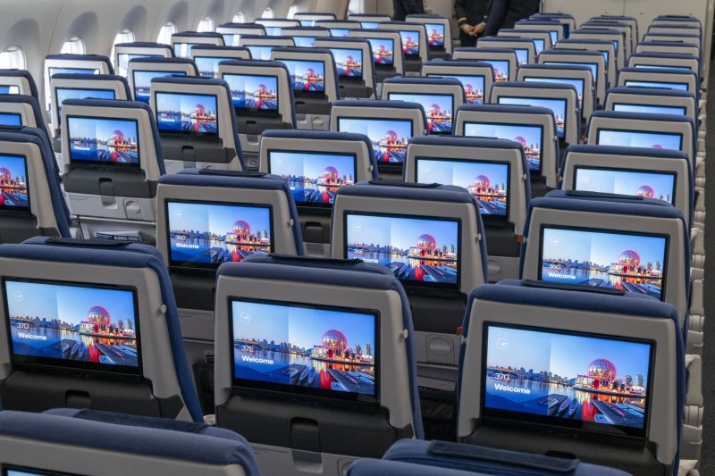 Wizz Air vs Ryanair: unde au românii mai mult loc în avion