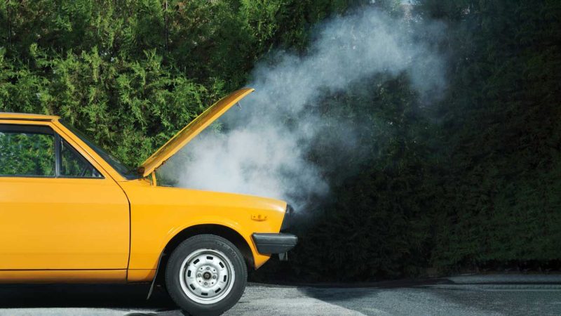 Fum negru la accelerație pe diesel: când e doar murdărie acumulată și când ai o problemă reală de admisie