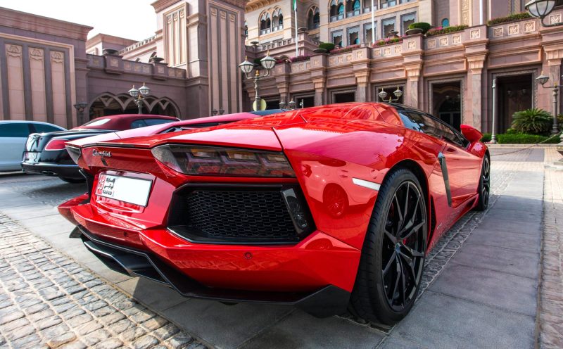 Gen Z schimbă regulile jocului: cum ajung tinerii să conducă Ferrari și Porsche fără să le cumpere